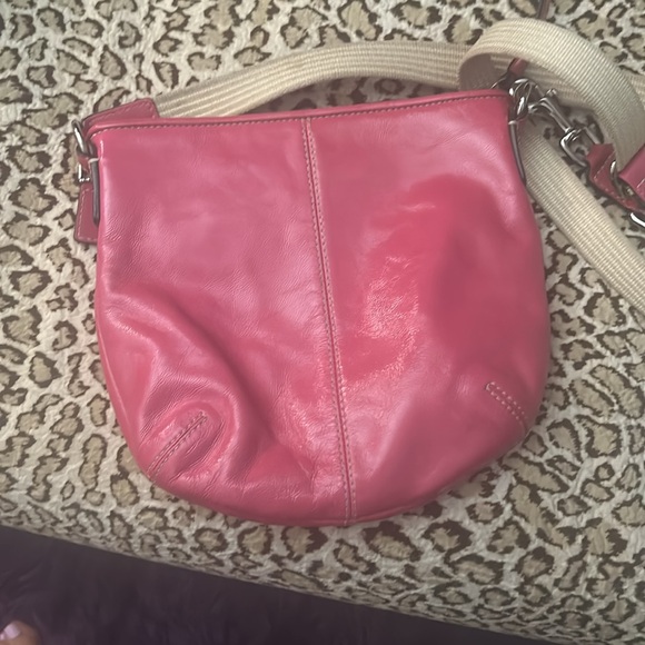 Coach patent leather crossbody pink with fabric strap - Picture 3 of 6